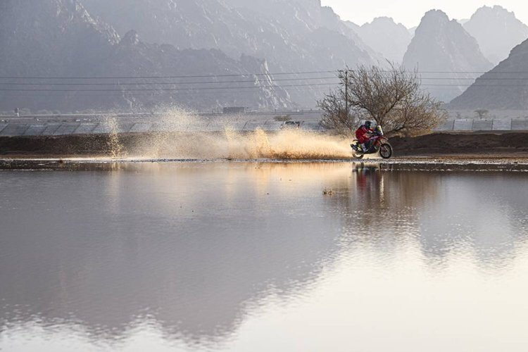 Tatsächlich sind die Dakar-Teilnehmer mit Regen und Kälte konfrontiert