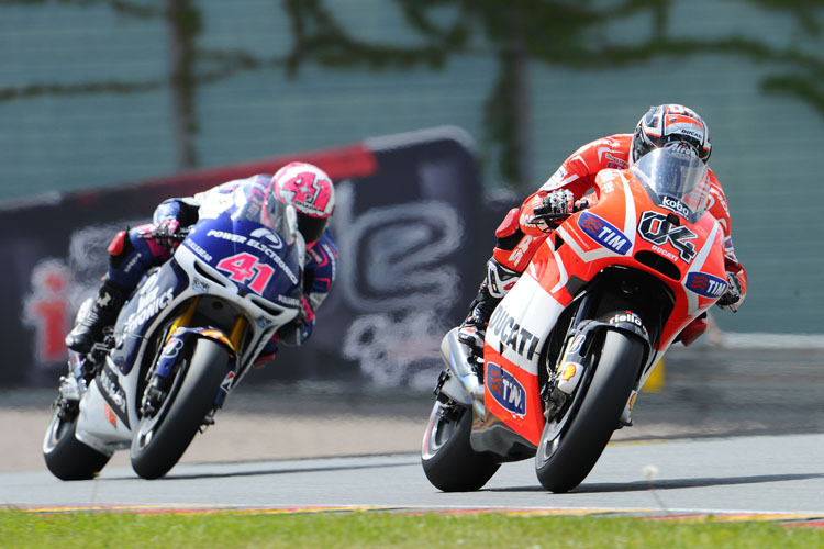 Andrea Dovizioso (4) wehrt sich gegen Aleix Espargaró (41)