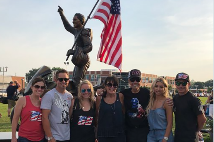 Die Hayden-Familie vor der Statue zum Gedenken an Nicky Hayden