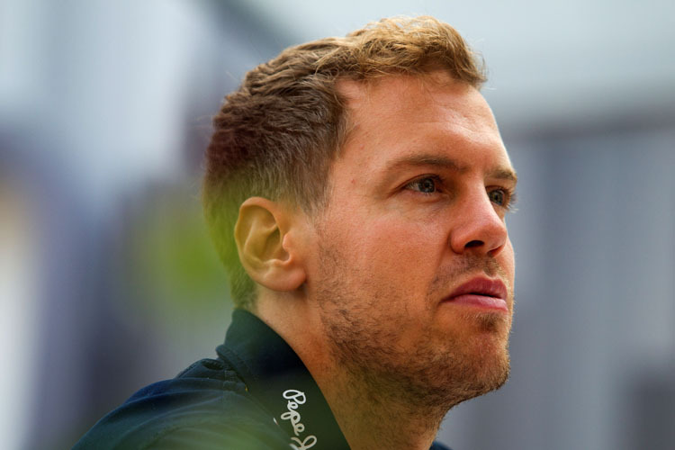 Formel-1-Weltmeister Sebastian Vettel im Pech: In der letzten Runde des ersten Trainings tauchte ein Problem mit dem Motor auf
