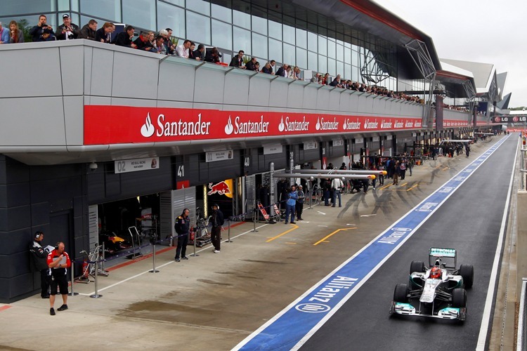 Michael Schumacher in der neuen Boxengasse von Silverstone