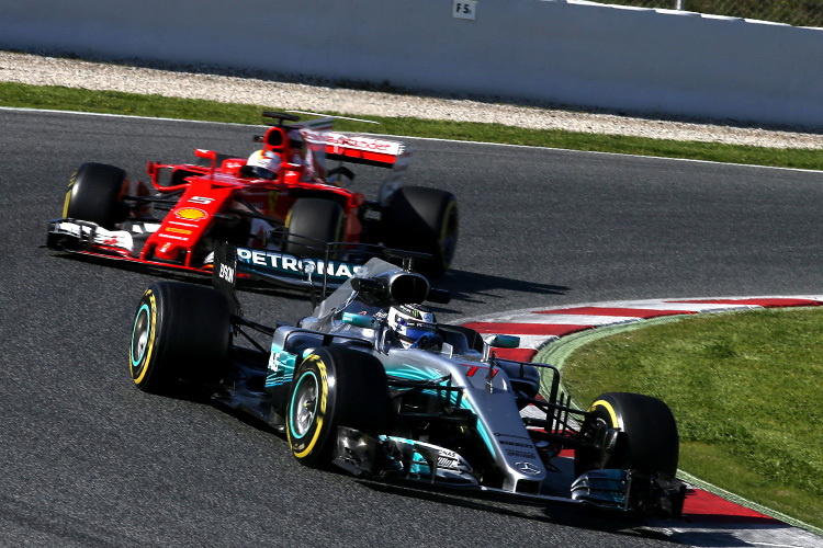 Valtteri Bottas (Mercedes) vor Sebastian Vettel (Ferrari)
