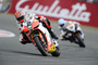 Auch Leon Haslam (im Hintergrund) wurde von Camier aufgeschnupft