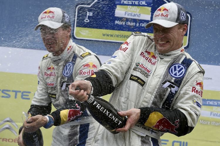 Strahlende Sieger der Rallye Finnland – Jari Matti Latvala (rechts) und Beifahrer Miikka Anttila