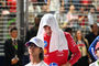 Mit einem (vermutlich nassen) Handtuch bescherte sich Charles Leclerc vor dem Rennstart eine Abkühlung