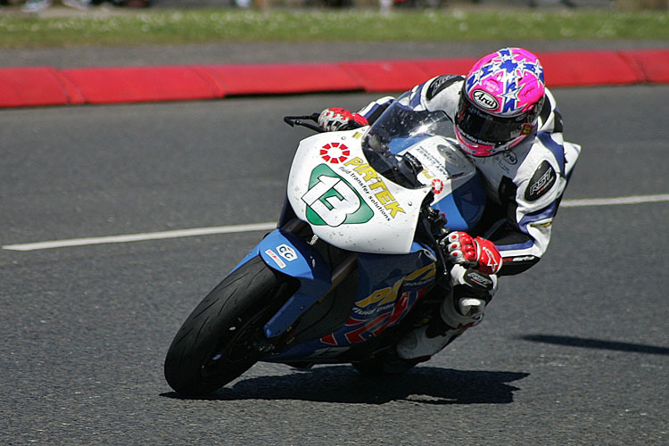 Lee Johnston gewinnt beide Supertwin-Rennen beim NW200