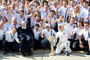 Die Williams-Truppe ist mit Valtteri Bottas (beim Pokal) höchst zufrieden