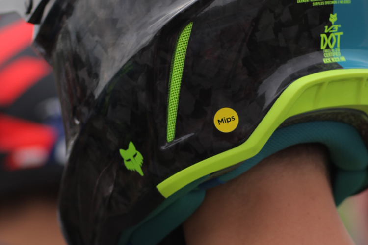 Das Mips-Logo am Helm von Jan Krug