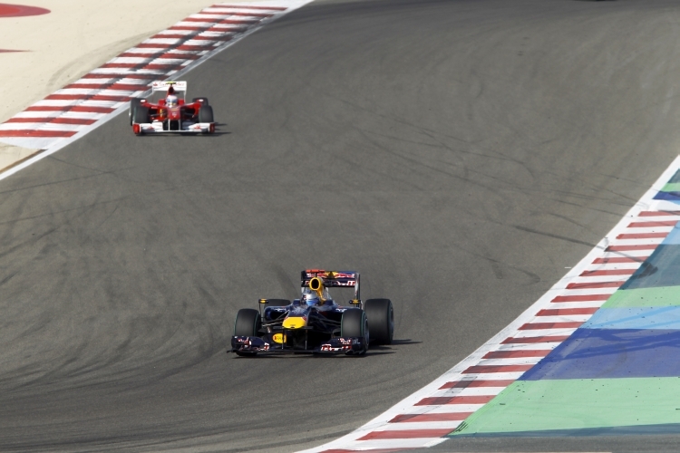 Vettel zu Rennbeginn vor Alonso