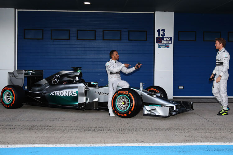 Nico Rosberg und Lewis Hamilton enthüllen den F1 W05
