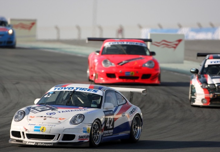Überraschungssieger in Dubai: Cup-Porsche von Land-Motorsport 