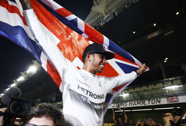 Lewis Hamilton hat sich seine Startnummer 44 hinter sein rechtes Ohr tätowieren lassen