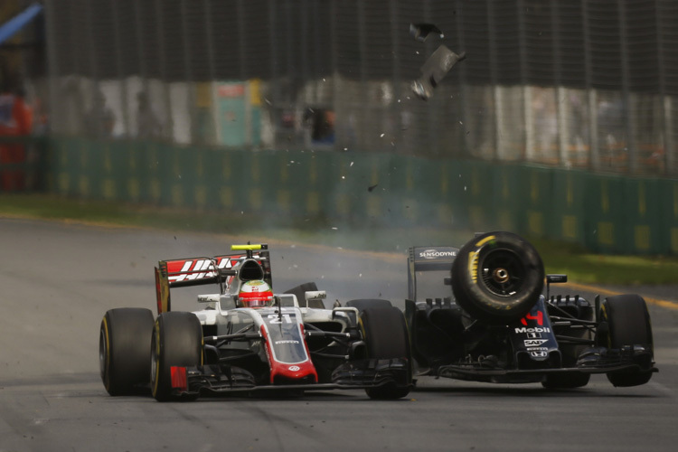 Fernando Alonsos McLaren ist eben mit dem Haas-Renner von Esteban Gutiérrez kollidiert