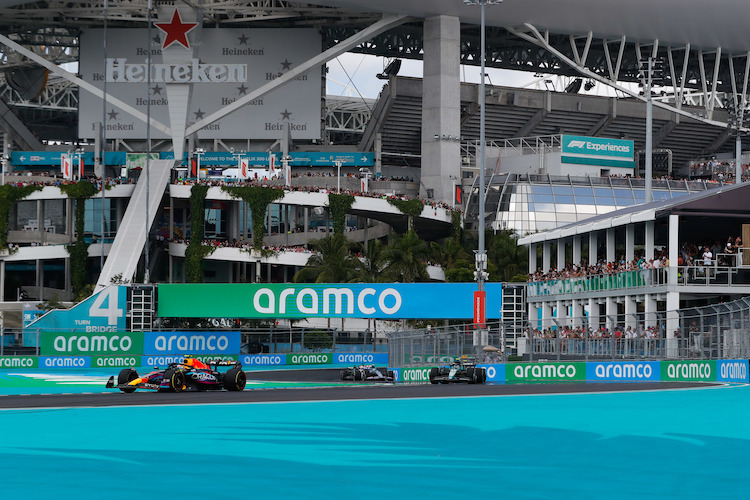 Kurz nach dem Start: Pérez führt vor Alonso