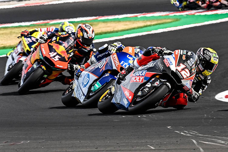 Tom Lüthi im Rennen vor Garzo und Nagashima