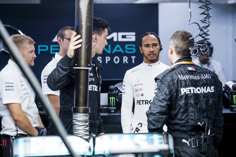 Lewis Hamilton mit seiner Mannschaft