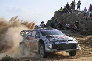 Beim WM-Finale in Saudi-Arabien ob Hitze in silbener Lackierung: Der Toyota Yaris-WRC1)