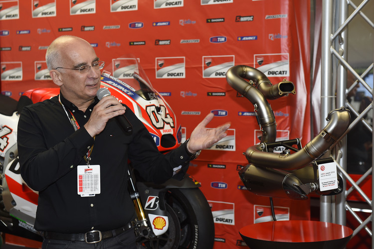 Igor Akrapovic mit dem Kunstwerk für die Ducati GP14