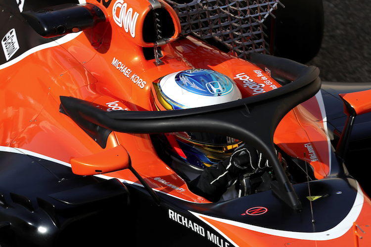 Fernando Alonso bei den Abu-Dhabi-Tests mit verkleidetem Halo