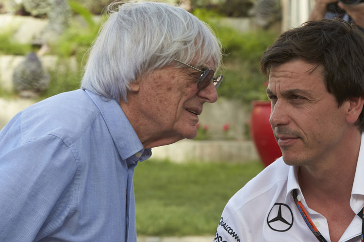 Mercedes-Motorsportdirektor Toto Wolff im Gespräch mit Formel-1-Chefvermarkter Bernie Ecclestone