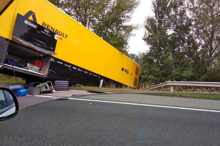 Der Renault-Truck landete im Graben