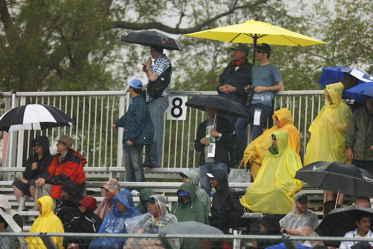 Die Fans lassen sich auch vom Regen nicht abhalten