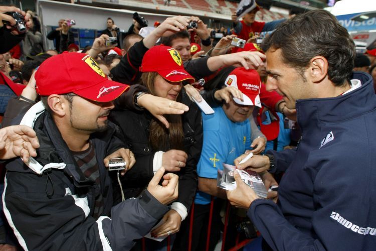 Zeit für die Fans: Pedro de la Rosa