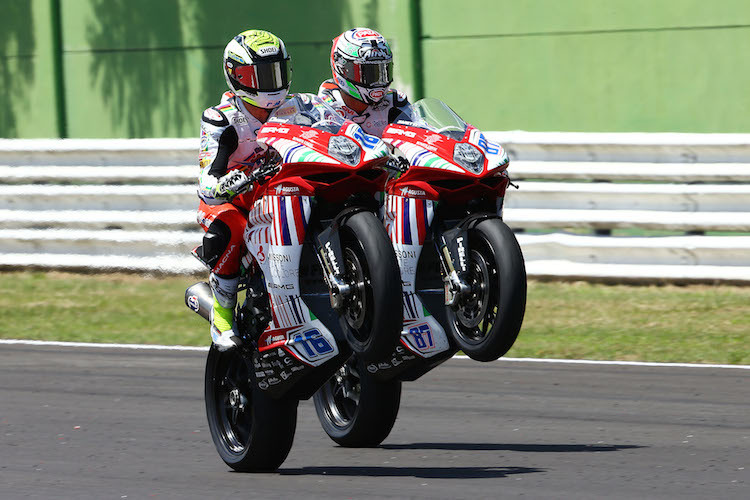 Mit einem Wheelie zelebrierten Jules Cluzel und Lorenzo Zanetti den MV Agusta-Triumph in Misano