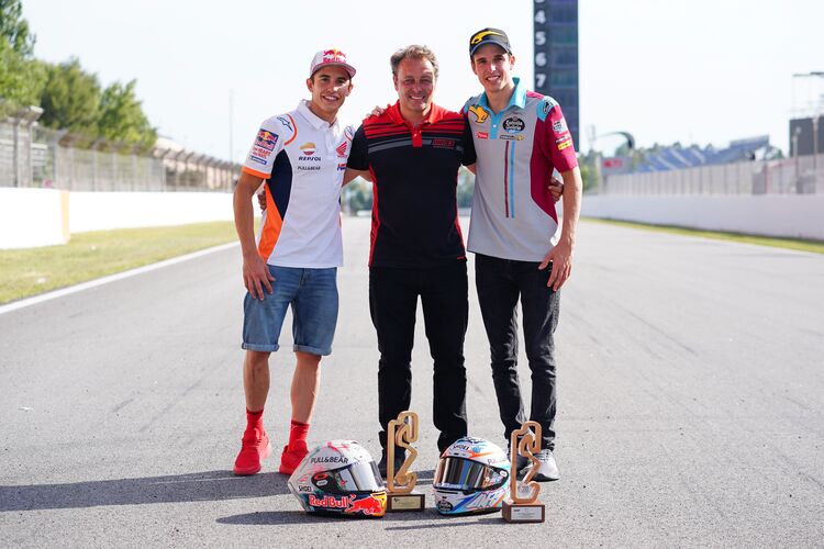 Links Marc Márquez, dann Emilio Alzamora, rechts Alex Márquez