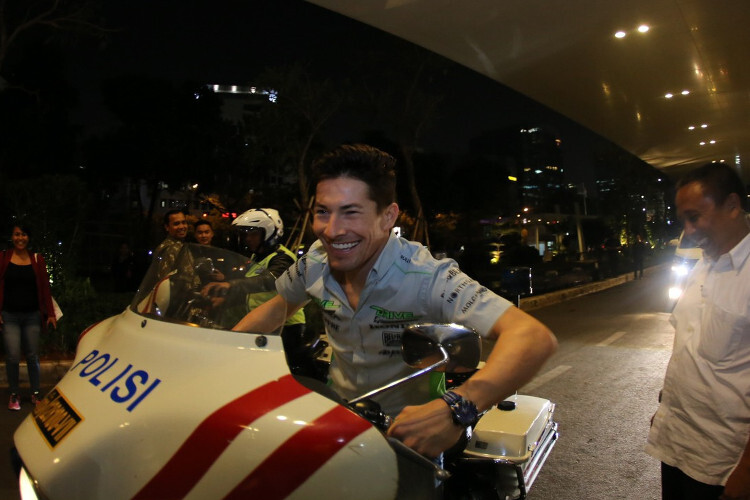 Nicky Hayden auf einer indonesischen Polizeimaschine