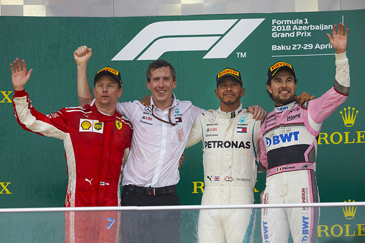 Sergio Pérez (rechts) auf dem Siegerpodest von Baku 2018 mit Kimi Räikkönen und Lewis Hamilton
