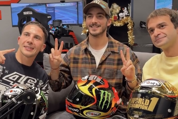 Pecco Bagnaia mit Andrea Migno (links) und Filippo Carloni