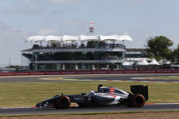 Adrian Sutil (Sauber) vor dem Klubhaus des BRDC