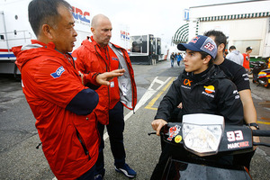 Marc Márquez (mit Alzamora auf dem Sozius) 2012 im Fahrerlager mit Nakamoto und Suppo)