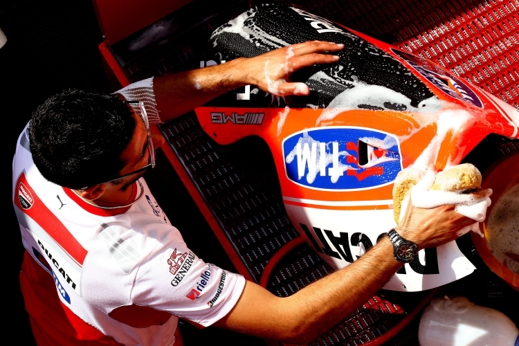 Valentino Rossi's Ducati wird gewaschen