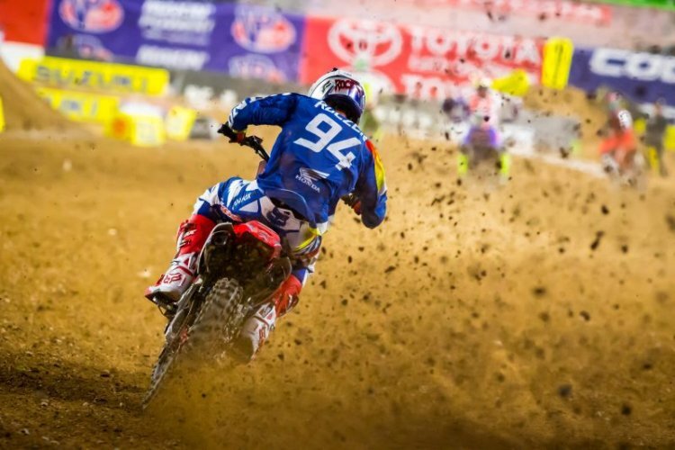 Wie lange fällt Ken Roczen nach seinem Sturz in San Diego aus?