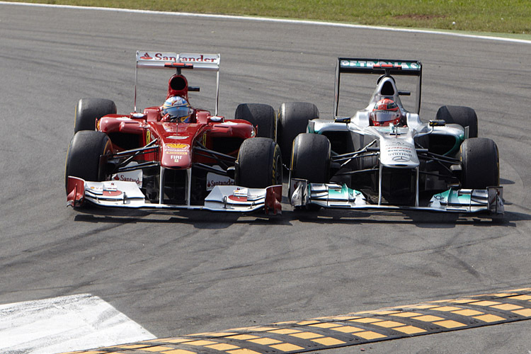 Geliebter Feind: Mit Michael Schumacher lieferte sich Fernando Alonso einige unvergessliche Duelle – wie hier im Italien-GP von 2011 in Monza