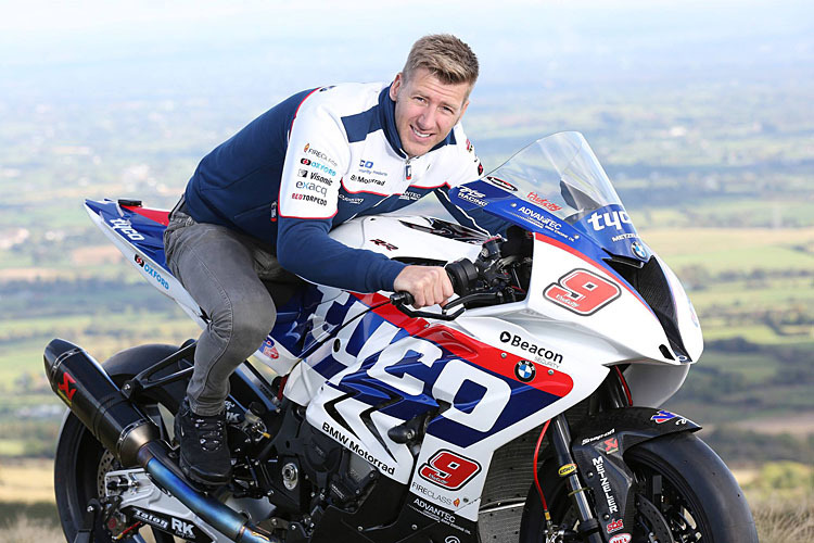 Ian Hutchinson nimmt schon einmal Platz auf der Tyco BMW