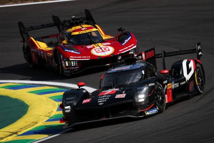 Werks-Wagen: Der Toyota GR010 Hybrid vor dem Ferrari 499P