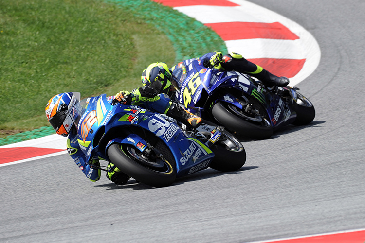 Alex Rins vor Valentino Rossi