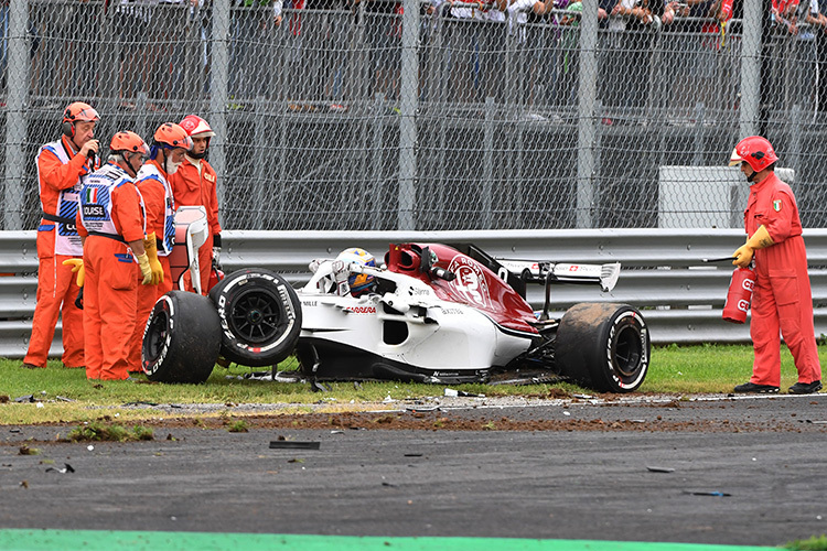 Marcus Ericsson steigt aus dem zerstörten Sauber aus