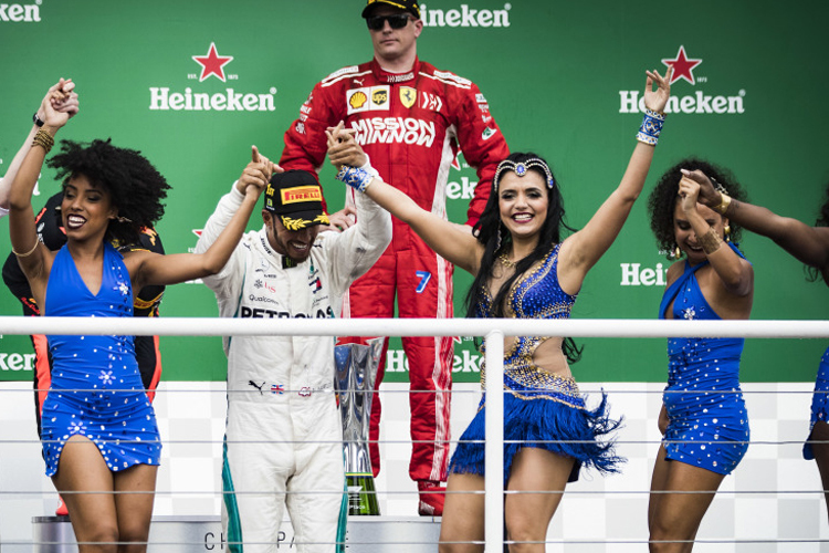 Cool wie immer: Iceman Kimi Räikkönen beobachtet die Mercedes-Party