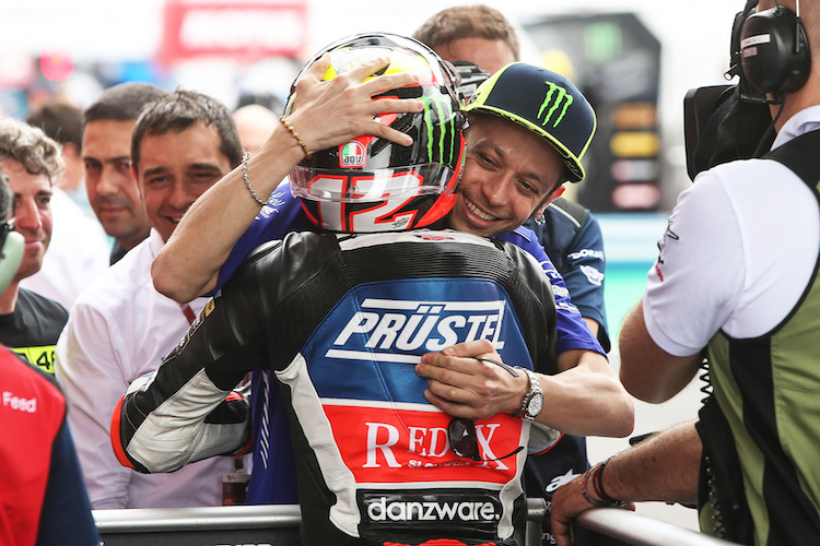 Zu den ersten Gratulanten von Marco Bezzecchi gehörte MotoGP-Star Valentino Rossi