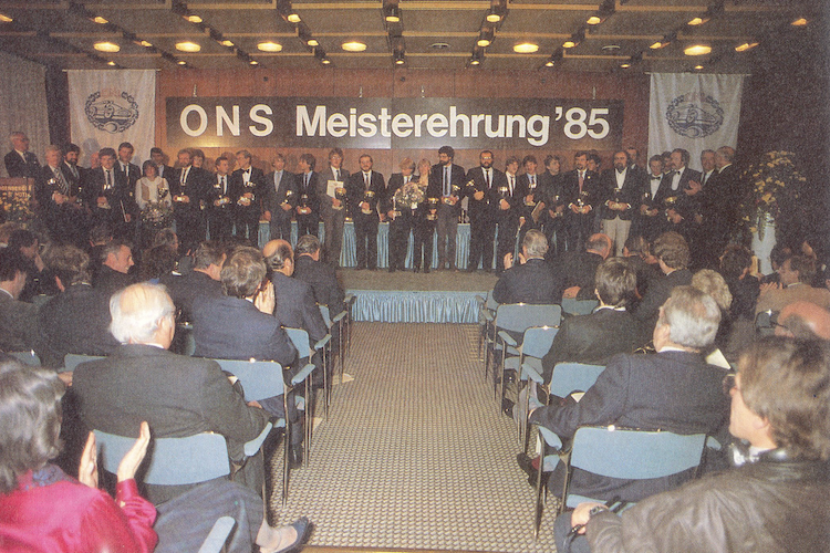 Gedränge auf der Bühne: Gruppenbild mit den ONS-Champions des Jahres 1985