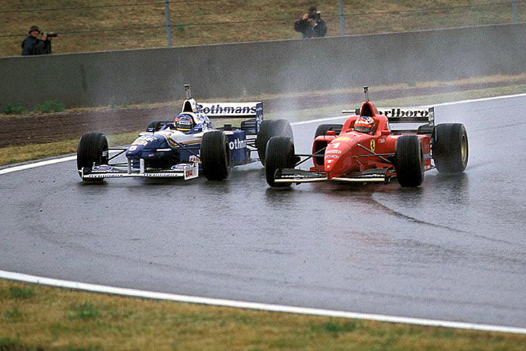 Jacques Villeneuve (Williams) gegen Michael Schumacher (Ferrari) in Barcelona 1996