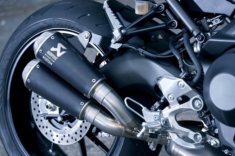 Die Auspuffanlage, teilweise aus Titan, baute Akrapovic, der derzeit wohl renommierteste Auspuffbauer