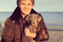 Stolz präsentiert Nico Rosberg das neueste Familienmitglied Bailey