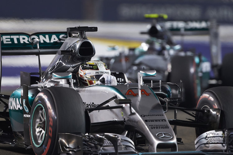 Lewis Hamilton und Nico Rosberg hatten vor einem Jahr in Singapur grosse Schwierigkeiten