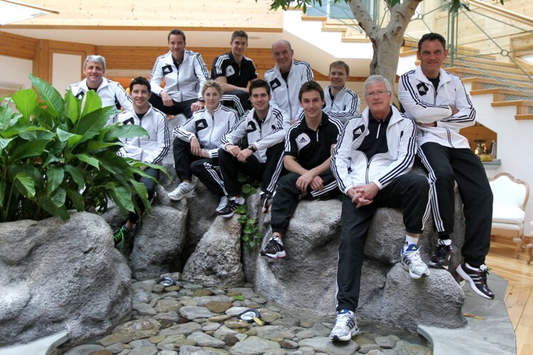 Sportlich: Dr. Ullrich mit seinen DTM-Piloten und Teamchefs