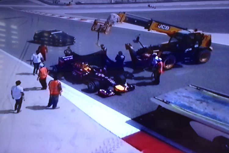 Von einer Überwachungskamera entdeckt: Vettels Auto ist während der Installationsrunde ausgerollt